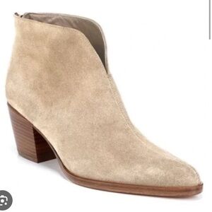 Vince camuto Havana notch suede booties size 5.5